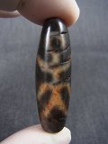 ヴィンテージ：「貴人一眼」（赤朱砂入り）西蔵天珠 直径約13.5×44mm