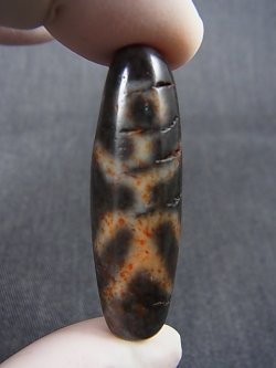 画像1: ヴィンテージ：「貴人一眼」（赤朱砂入り）西蔵天珠 直径約13.5×44mm