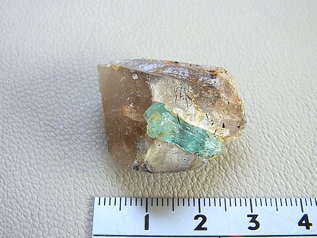 原石アクアマリン柱ベトナム産3.0cm希少天然石2155-