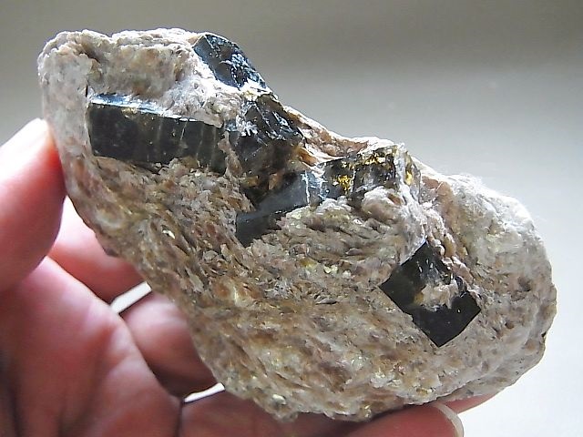 ネパール産ドラバイトトルマリン（苦土電気石）原石152.3g