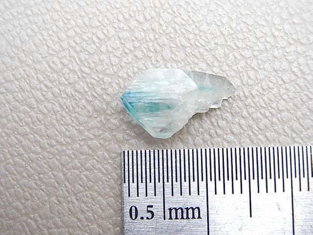 ブラジル産ユークレース原石結晶 3.0カラット - パーフェクトストーン 