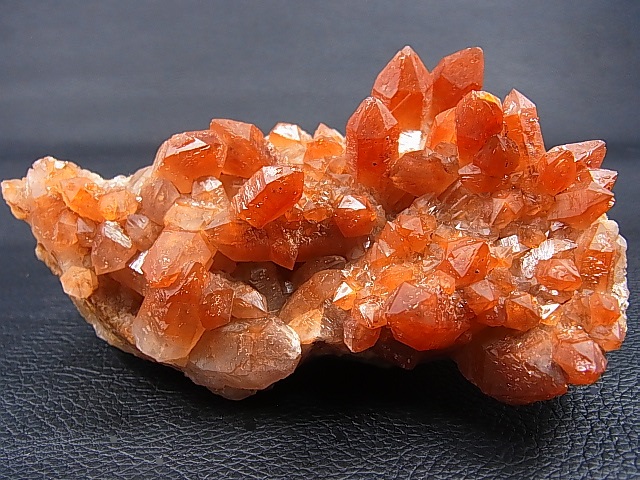 キャビネットサイズ：モロッコ産赤水晶（Quartz Rouge）群晶464.4g