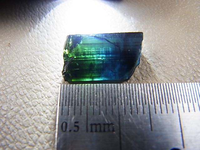 画像: ブラジル産バイカラートルマリン（インディゴ＆グリーンカラー）柱状結晶 7.0カラット