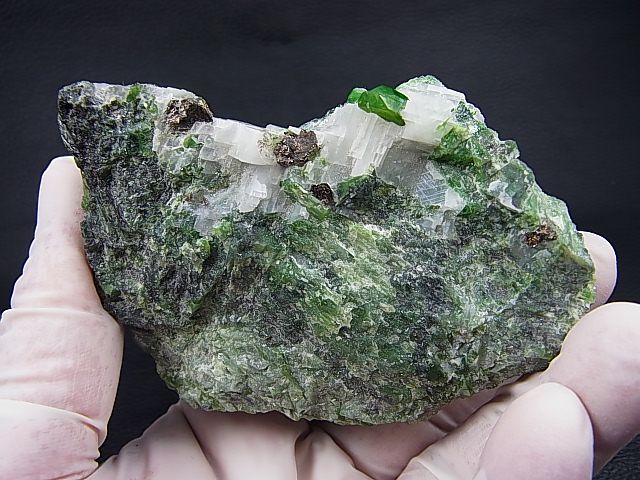 フィンランド産クロムダイオプサイド原石（柱状結晶付き） 310.1g - パーフェクトストーン PERFECT STONE