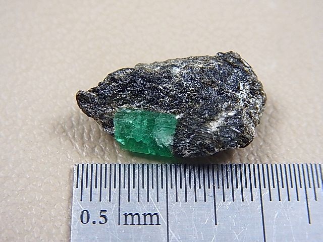 オーストリア産エメラルド原石 9.3カラット - パーフェクトストーン 