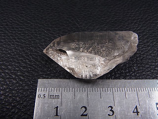ガネーシュヒマール・ラパ産ウォータークリア水晶ポイント 14.2g