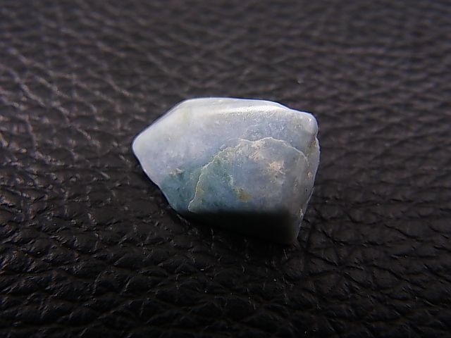 糸魚川入りコン沢産青ひすい原石 1.4g - パーフェクトストーン PERFECT STONE