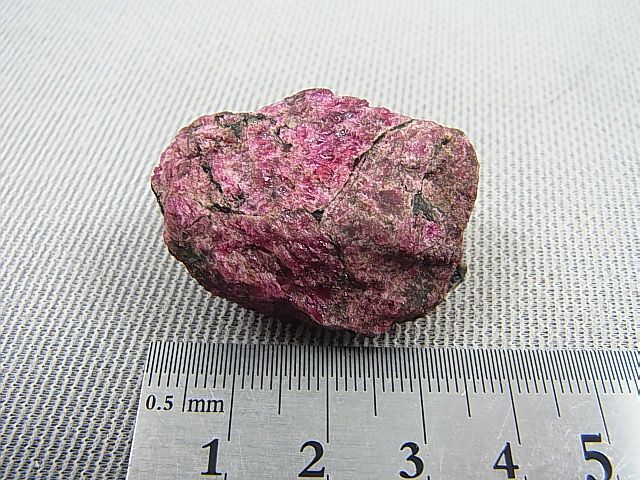 画像: コラ半島産ユーディアライト原石 22.7g