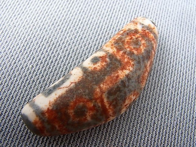 画像: ヴィンテージ：「弓形赤九眼」西蔵（チベット）天珠 約54.5×20.5×12.5mm